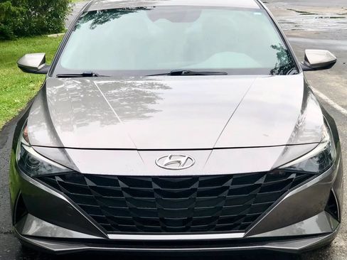 Used 2022 Hyundai Elantra SEL w/ Convenience + Premium Package FWD image 2