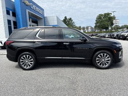 Used 2023 Chevrolet Traverse Premier FWD image 2