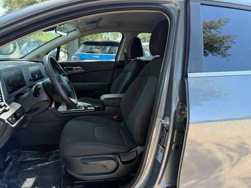 Used 2025 Kia Sportage LX FWD image 33