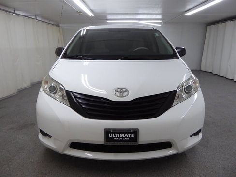Used 2013 Toyota Sienna L image 2