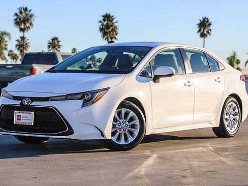 Certified 2020 Toyota Corolla XLE image 1
