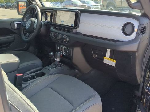 Used 2025 Jeep Wrangler Sport image 31