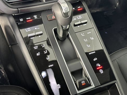 Certified 2026 Porsche Macan AWD/4WD image 24