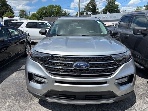Used 2023 Ford Explorer XLT w/ Equipment Group 202A AWD/4WD image 2