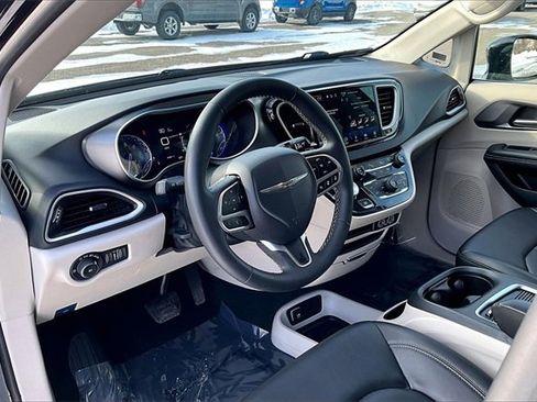 Used 2024 Chrysler Pacifica Touring-L image 13