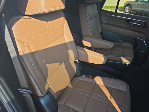 Used 2025 Chevrolet Tahoe High Country image 11