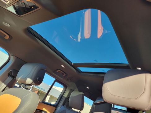 Used 2023 Land Rover Defender 130 X-Dynamic SE image 23