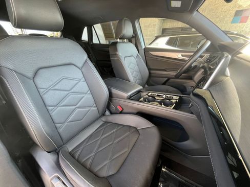 Used 2025 Volkswagen Atlas Cross Sport SE image 36