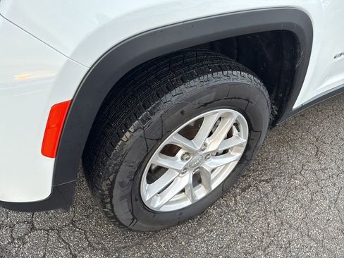 Used 2024 Jeep Grand Cherokee Laredo X image 26