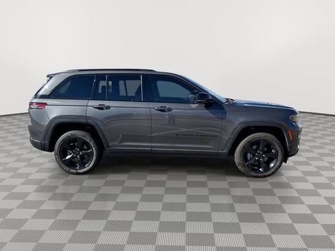 Used 2023 Jeep Grand Cherokee Altitude image 11