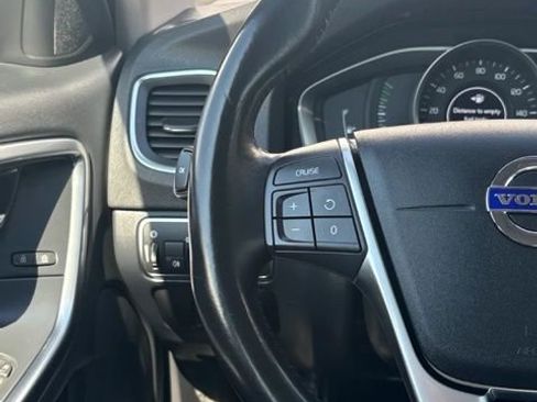 Used 2018 Volvo S60 T5 Dynamic image 28