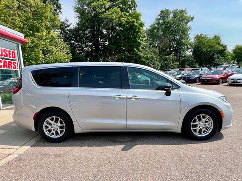 Used 2026 Chrysler Pacifica Select FWD image 8