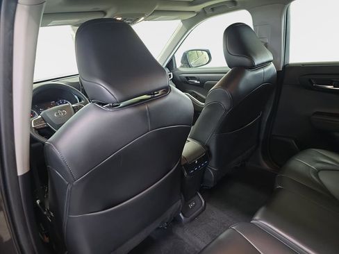 Used 2022 Toyota Highlander XLE image 13