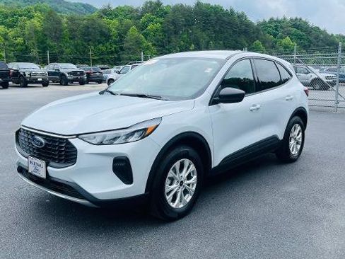 Certified 2025 Ford Escape Active w/ Cold Weather Package AWD/4WD image 2
