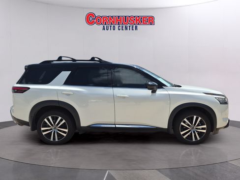 Used 2024 Nissan Pathfinder Platinum AWD/4WD image 2