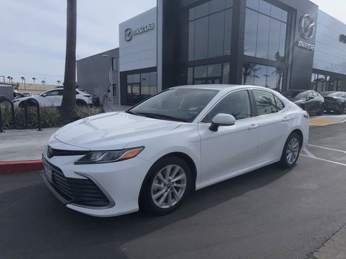 Used 2021 Toyota Camry LE image 2