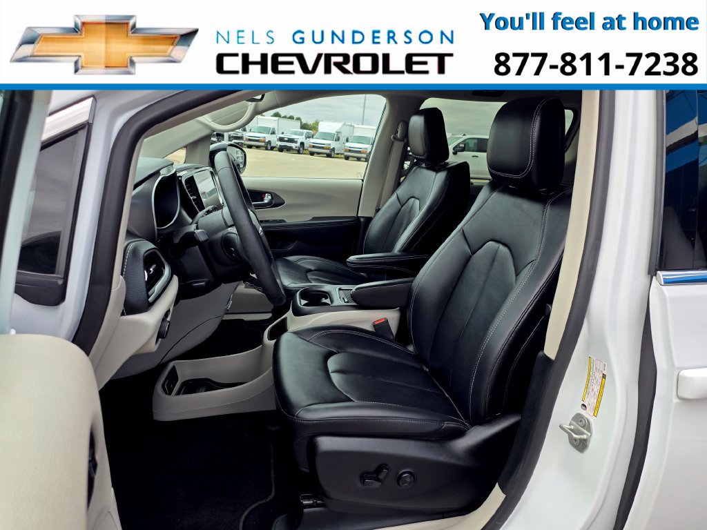 Used 2024 Chrysler Pacifica Touring-L FWD image 21