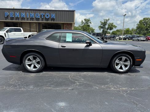 Used 2018 Dodge Challenger SXT RWD image 8