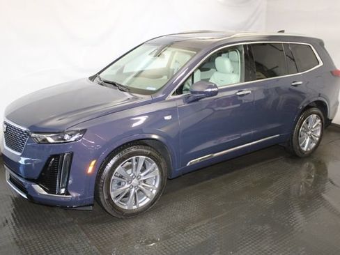 Used 2024 Cadillac XT6 Premium Luxury AWD/4WD image 2