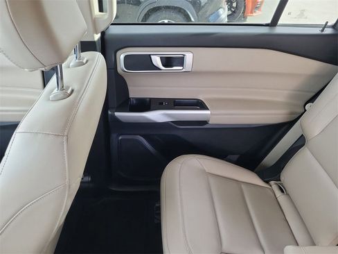 Used 2022 Ford Explorer XLT w/ Equipment Group 202A image 11