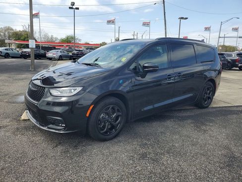 Used 2024 Chrysler Pacifica Premium image 2