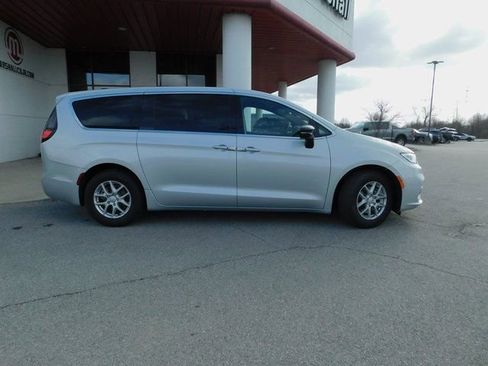 New 2026 Chrysler Pacifica Select image 10