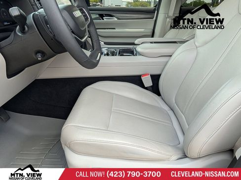 Used 2023 Jeep Wagoneer Series III w/ Convenience Group I AWD/4WD image 12