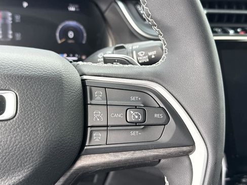 Used 2023 Jeep Grand Cherokee Limited image 19