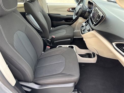 Certified 2023 Chrysler Voyager LX image 14