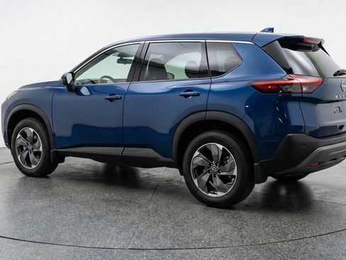 Used 2025 Nissan Rogue SV image 6