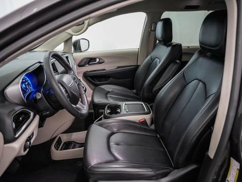 Used 2023 Chrysler Pacifica Touring-L FWD image 18