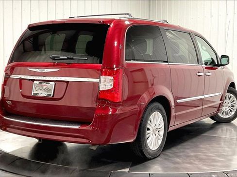 Used 2012 Chrysler Town & Country Limited w/ Luxury Group image 13