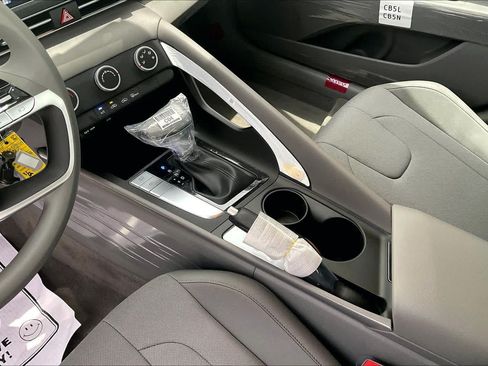 Certified 2026 Hyundai Elantra SE FWD image 17