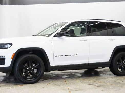 Certified 2023 Jeep Grand Cherokee Limited w/ Black Appearance Package image 2