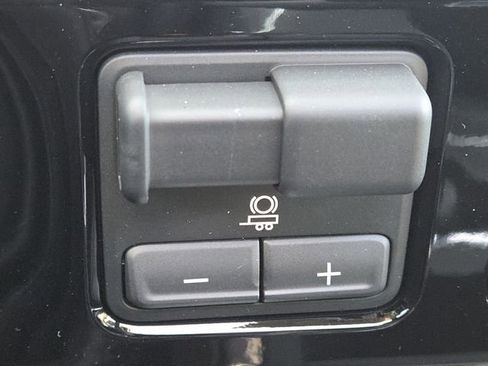 New 2025 GMC Sierra 3500 SLT w/ SLT Premium Package image 8