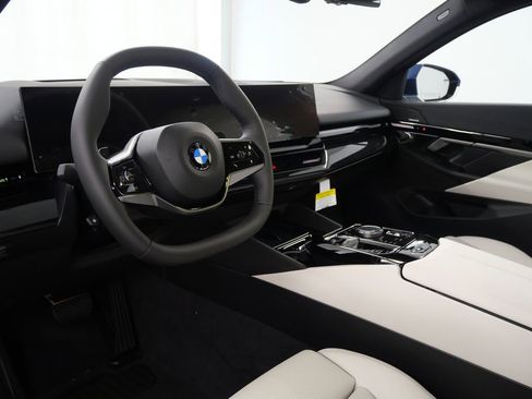 Used 2025 BMW 530i w/ Premium Package image 14