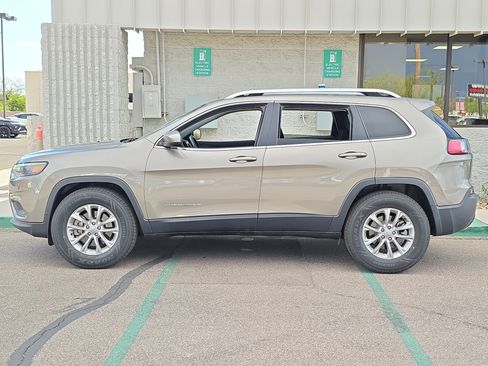 Used 2019 Jeep Cherokee Latitude w/ Popular Appearance Group AWD/4WD image 4