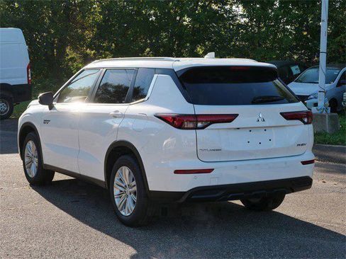 New 2025 Mitsubishi Outlander ES image 2