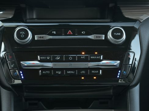 Used 2023 Ford Explorer Limited AWD/4WD image 15