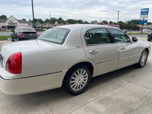 Used 2003 Lincoln Town Car Executive RWD image 9