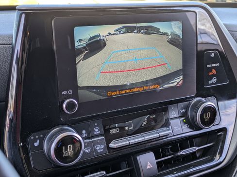 Used 2024 Toyota Highlander XLE FWD image 26