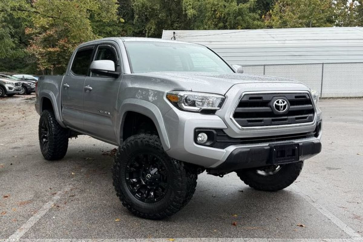 Used 2017 Toyota Tacoma SR5 w/ Tow Package AWD/4WD image 1