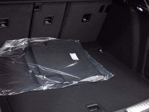 Certified 2025 Porsche Macan image 32