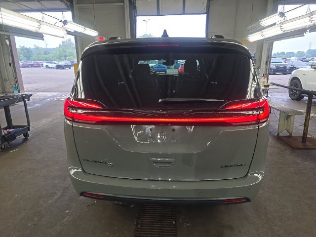 Used 2025 Chrysler Pacifica Limited FWD image 4