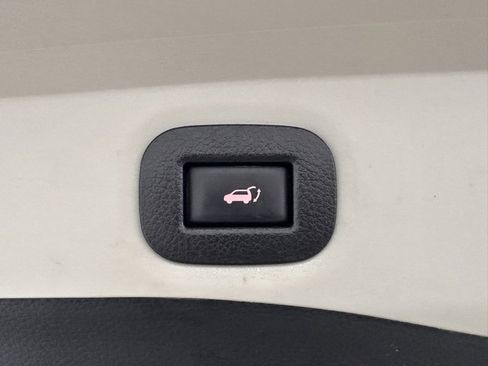 Used 2018 Nissan Rogue SV w/ Premium Package image 15