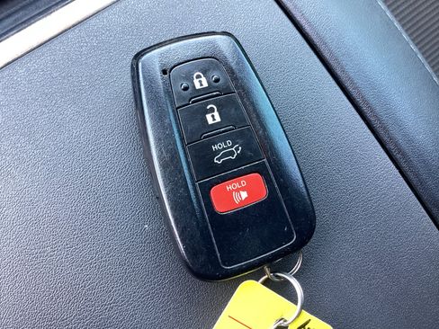 Used 2023 Toyota Highlander LE FWD image 34