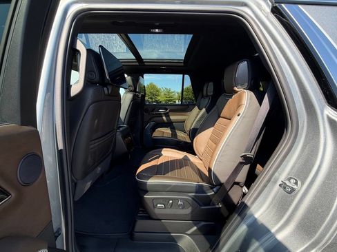 Used 2025 GMC Yukon Denali Ultimate AWD/4WD image 7