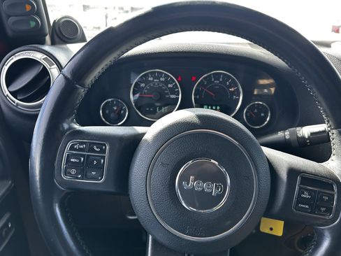 Used 2011 Jeep Wrangler Unlimited Rubicon w/ Connectivity Group image 17