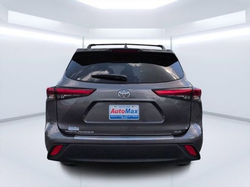 Used 2021 Toyota Highlander XLE FWD image 4
