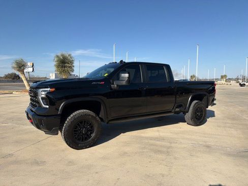 Used 2024 Chevrolet Silverado 2500 ZR2 w/ Technology Package image 3